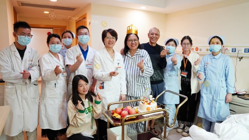 1-075327790.jpg 戴主任给患者过生日.jpg